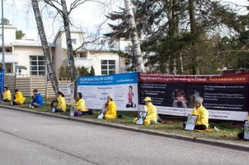 Последователи Фалунь Дафа Финляндии отметили 21-ю годовщину мирного обращения «25 Апреля» перед посольством Китая