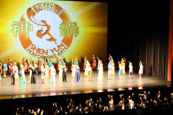 Shen Yun трогает сердца театралов шести стран на трёх континентах: «XXI век в его великолепии»