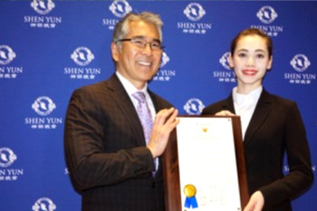 Избранные официальные лица приветствуют Shen Yun накануне открытия сезона 2023 года