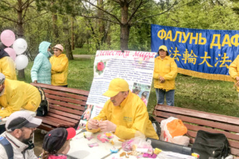 Ангарск. Практикующие Фалунь Дафа приняли участие в праздновании Дня города