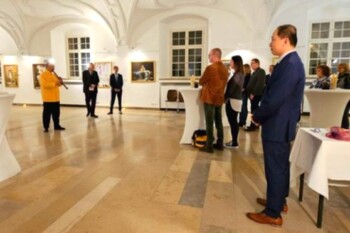 Кемптен, Германия. Факты преследования практикующих Фалунь Дафа трогают сердца посетителей художественной выставки «Искусство Чжэнь Шань Жэнь»