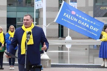 Барри, Канада. Церемония поднятия флага в честь Всемирного Дня Фалунь Дафа