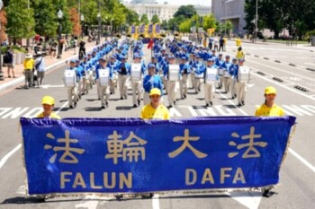 Грандиозный парад в столице США в знак протеста против 25-летнего преследования Фалуньгун