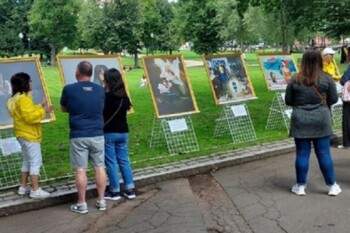 Бостон, США. Люди обретают вдохновение, посмотрев полотна международной художественной выставки «Искусство Чжэнь Шань Жэнь»