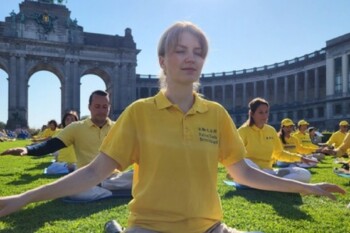 Практикующие во время мероприятия в Бельгии рассказывают о том, как практика Фалунь Дафа улучшила их жизнь