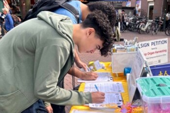Нидерланды. Люди благодарят практикующих Фалуньгун за распространение информации о преследовании