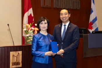 Участница коллектива Shen Yun награждена Коронационной медалью Карла III