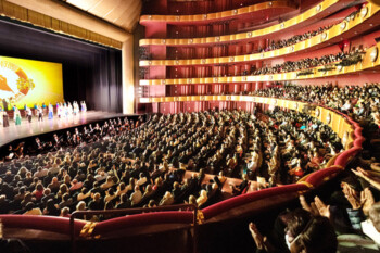Люди китайской национальности смотрят Shen Yun в разных странах: «Очень хороший способ понять глубину китайской культуры»