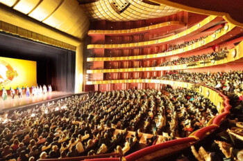Театралы в Европе и Америке дают высокую оценку творчеству Shen Yun: «Представление способствует объединению людей»