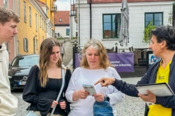 Висбю, Швеция. Практикующие Фалуньгун принимают участие в политической Неделе Альмедален