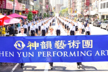 Нью-Йорк. Сотни артистов Shen Yun приняли участие в параде в знак протеста против 26-летнего преследования Фалуньгун