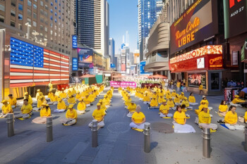Нью-Йорк, США. Успокаивающие упражнения Фалунь Дафа на Таймс-сквер впечатляют зрителей