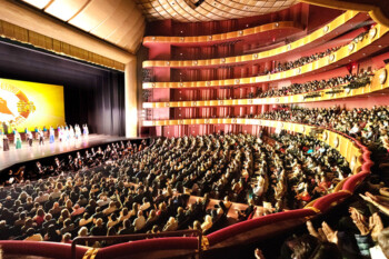 Любители театра в Европе и США наслаждаются представлением Shen Yun во время зимних праздников