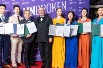 Премьера фильма «Несломленные. Нераскрытая история Shen Yun» получила высокую оценку и горячую поддержку зрителей на красной дорожке в Канаде