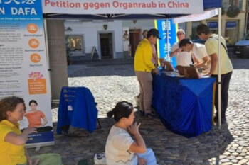 Германия. Люди осуждают преследование Фалуньгун компартией Китая во время информационного мероприятия во Фрайбурге